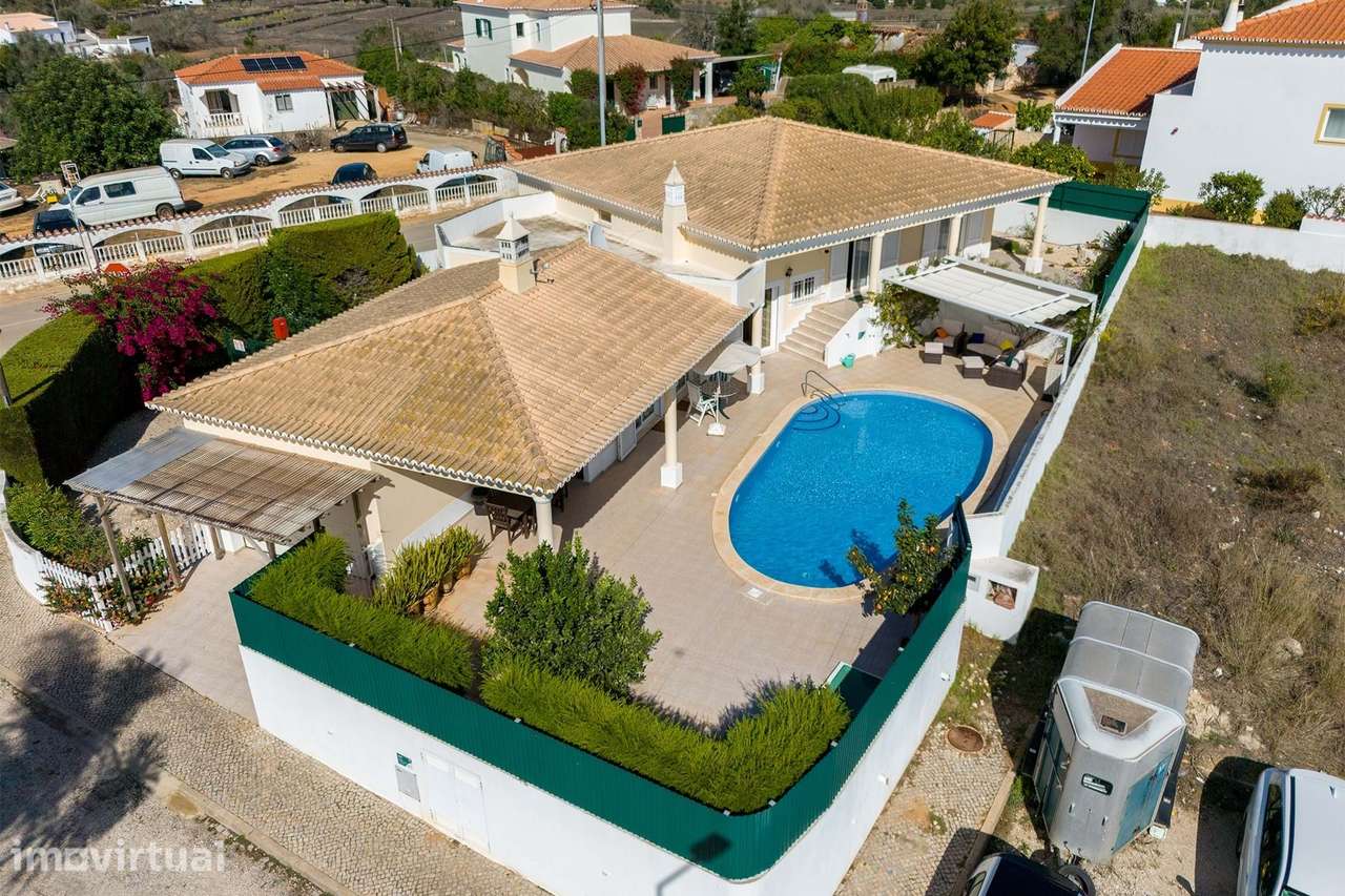 MORADIA TÉRREA V4 COM PISCINA PARA VENDA NO SARGAÇAL - Grande imagem: 5/39