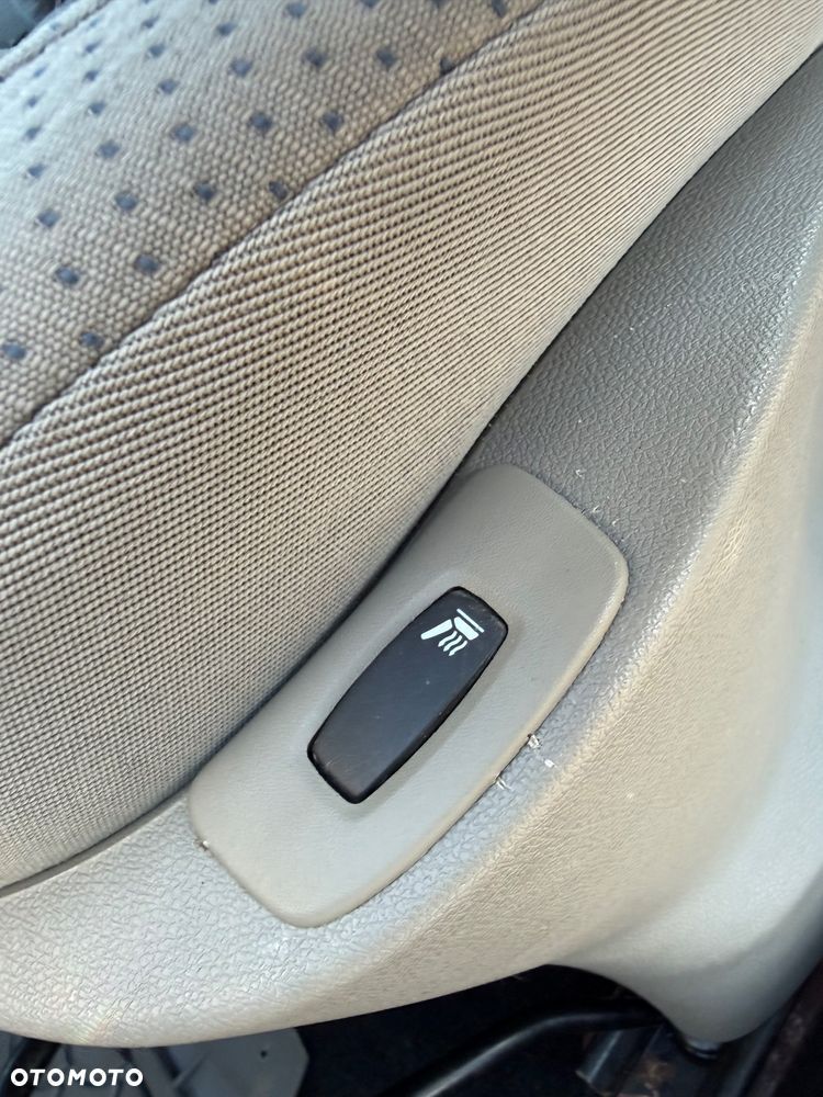 Renault Clio 1.2 16V Confort Authentique - 16