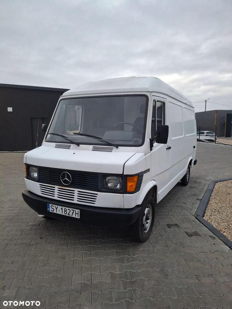 Mercedes-Benz 208D - 2