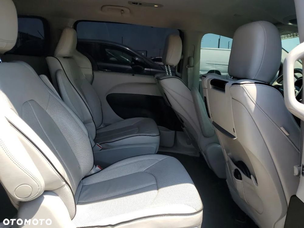 Chrysler Pacifica - 10