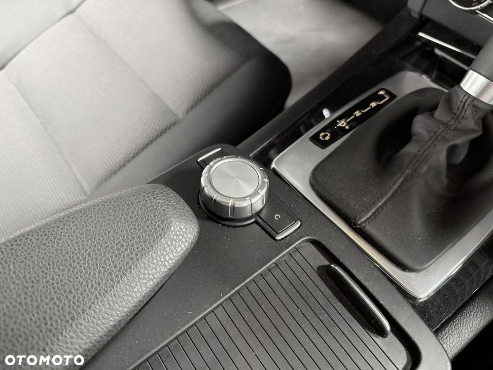 Mercedes-Benz Klasa C 200 CDI DPF (BlueEFFICIENCY) 7G-TRONIC Avantgarde - 21