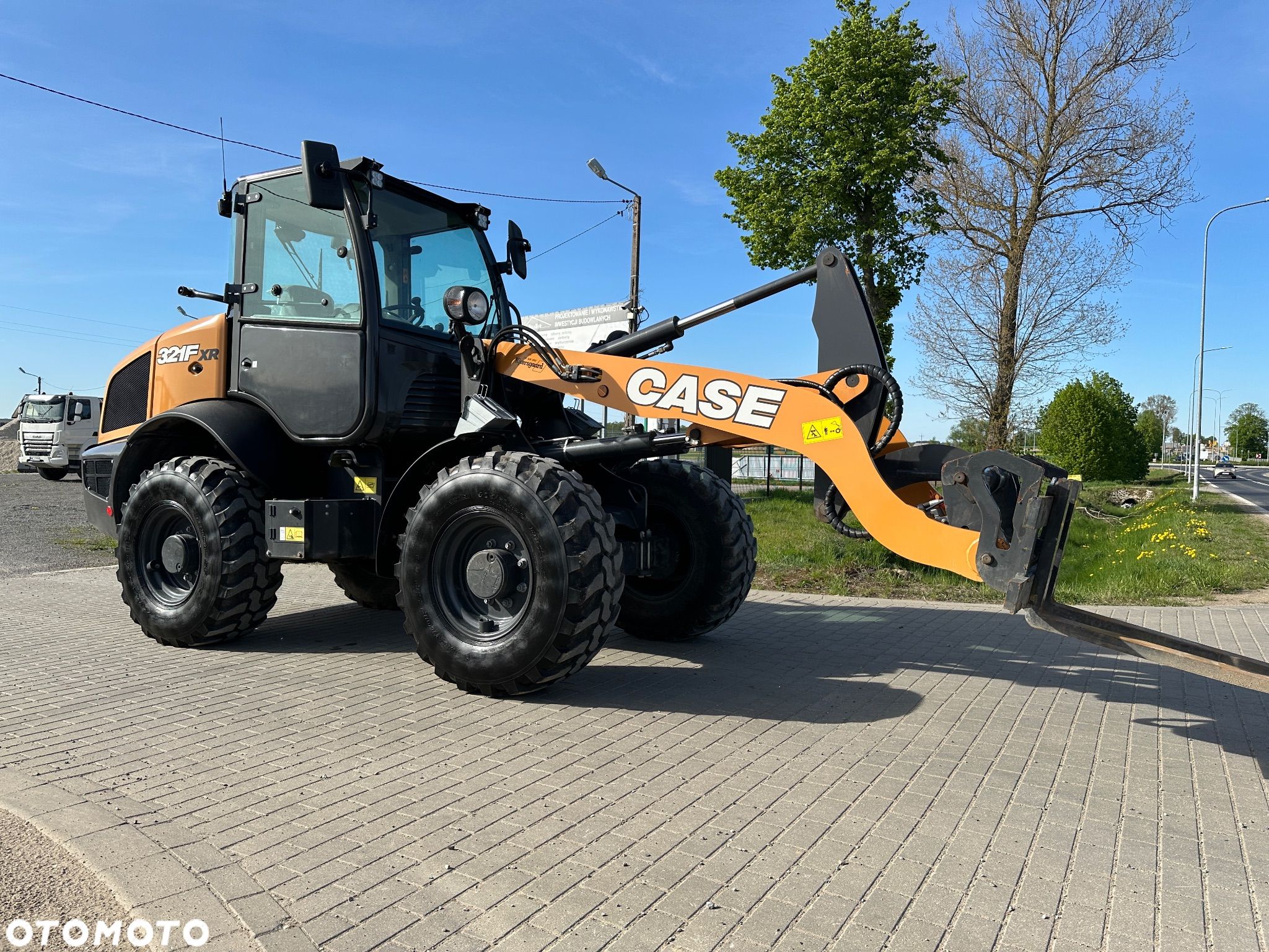 Case 321F XR 4x4 jak NOWA - 1