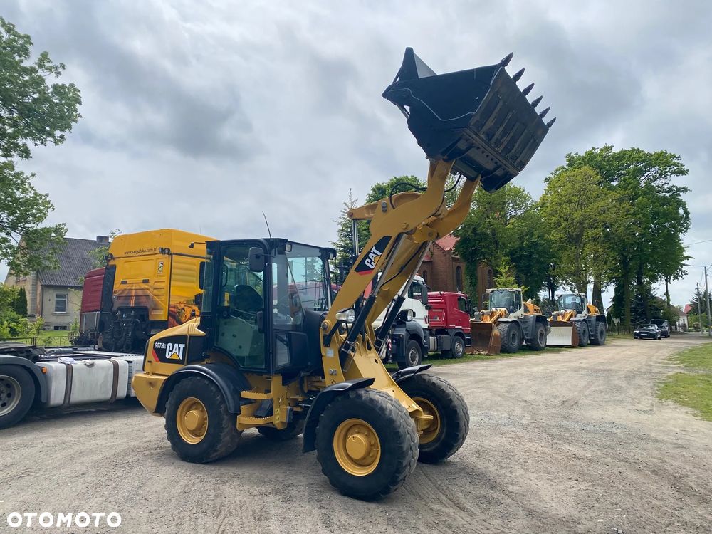 Caterpillar CAT 907H2, 2014 ROK, 4900 MTH, ŁYŻKA OTWIERANA + WIDŁY, z NIEMIEC, - 15