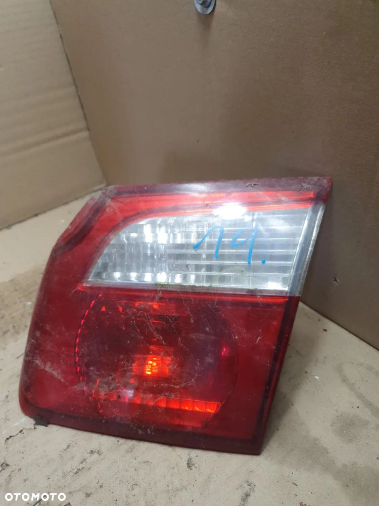 MAZDA 626 V GF LAMPA PRAWA TYŁ W KLAPĘ 132-61922 - 1