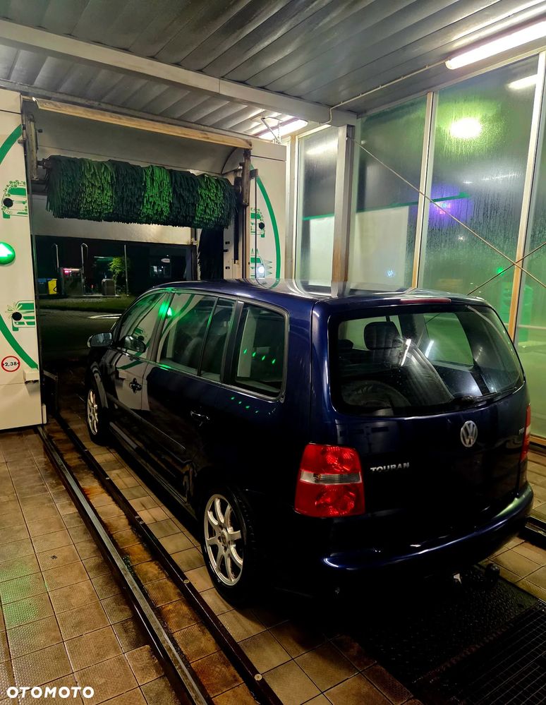 Volkswagen Touran 1.6 FSI Trendline - 2