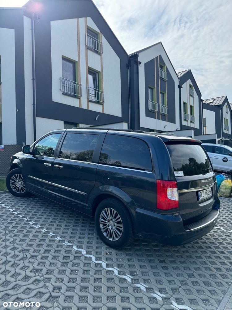 Chrysler Town & Country - 4