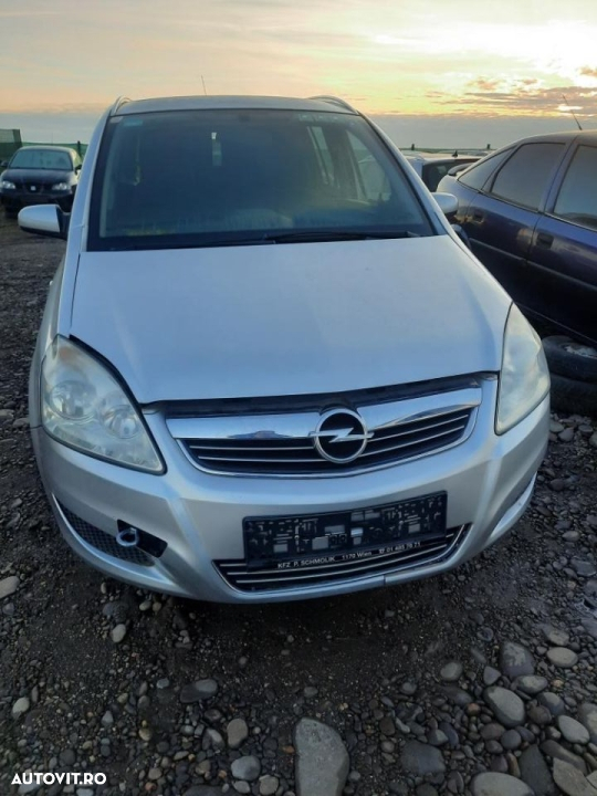 Dezmembrez Opel Zafira B