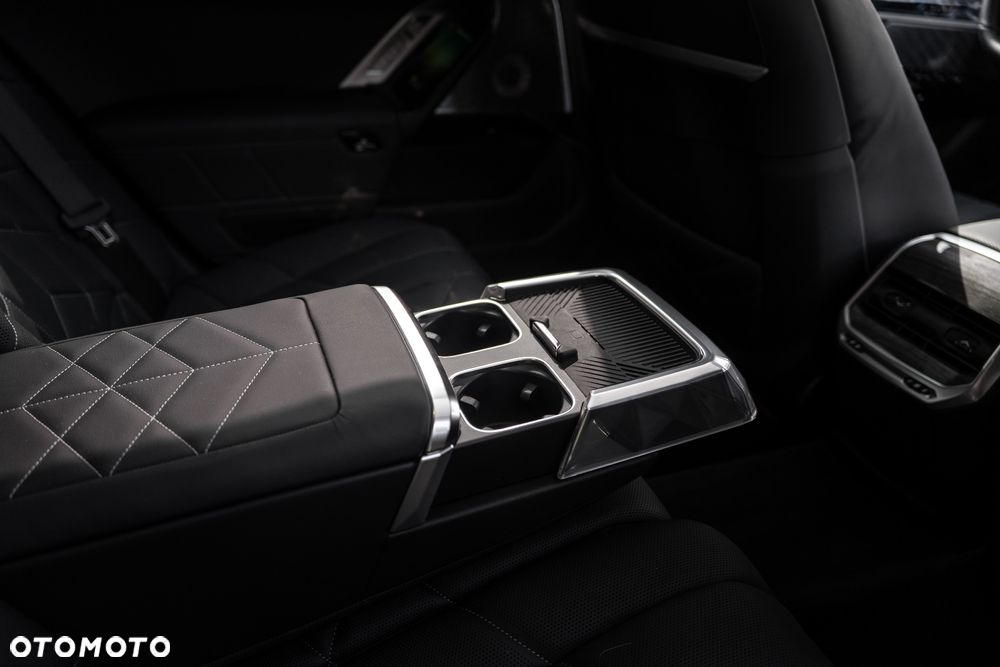 BMW Seria 7 740d xDrive mHEV Nero Lusso Edition sport - 37