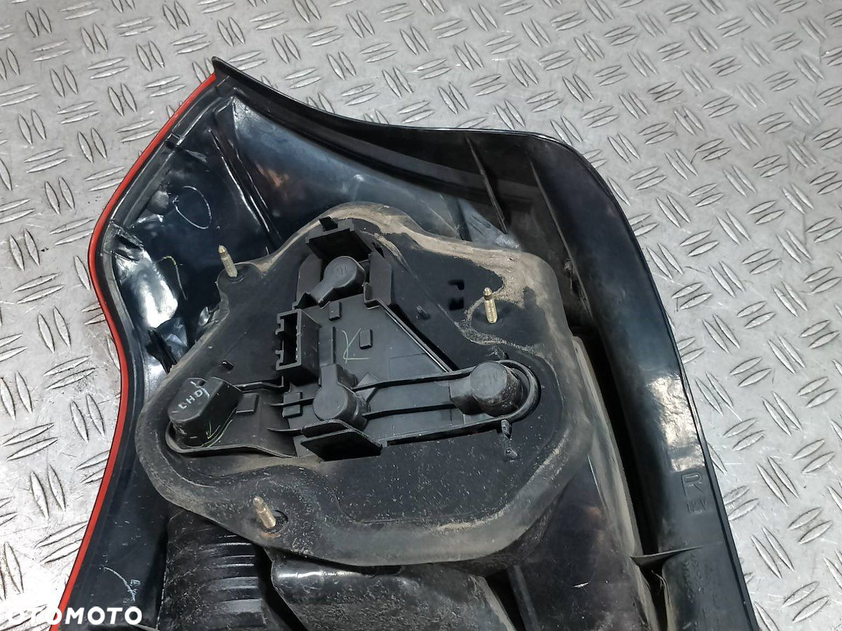 LAMPA TYLNA PRAWA TOYOTA COROLLA E12 HATCHBACK - 7