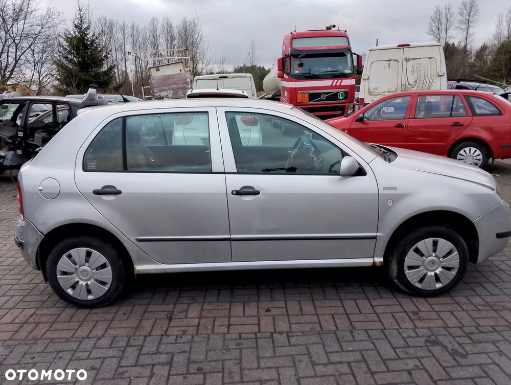 Skoda Fabia 6Y (99-04r.) 1.2 B 54KM. Silnik AWY/BMD Skrzynia GSH/GKS/GER/GDN/FSP lakier LF7T/9102/F7T. Cały na części. GWARANCJA !!!  Przód Tył Zestaw Komplet Drzwi Klapa Zderzak Błotnik Maska Grill Atrapa Szyba Pas Lampa Lusterko Boczki Fotel Kanapa Kokpit Deska Rozdzielcza Przełącznik Włącznik Sterownik Przewody Wiązka Instalacja Moduł Komputer Czujnik Listwa Pompa Alternator Wtryski Głowica Rozrusznik Kompresor Sprzęgło Dwumas Silnik Skrzynia ABS Klimatyzacji Paliwa Wspomagania Kolektor Turbina Przepustnica Zawór Chłodnica Koło Hak Belka Sanki Zawieszenie Mcpherson Półoś Amortyzator Wydech Tłumik Zacisk Most - 6