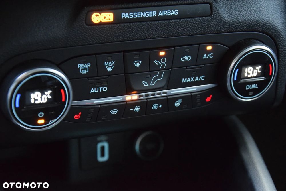 Ford Focus 1.0 EcoBoost Start-Stopp-System TITANIUM DESIGN - 36