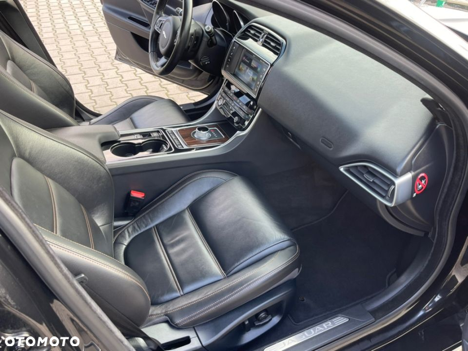 Jaguar XE 2.0 D AWD Prestige - 23