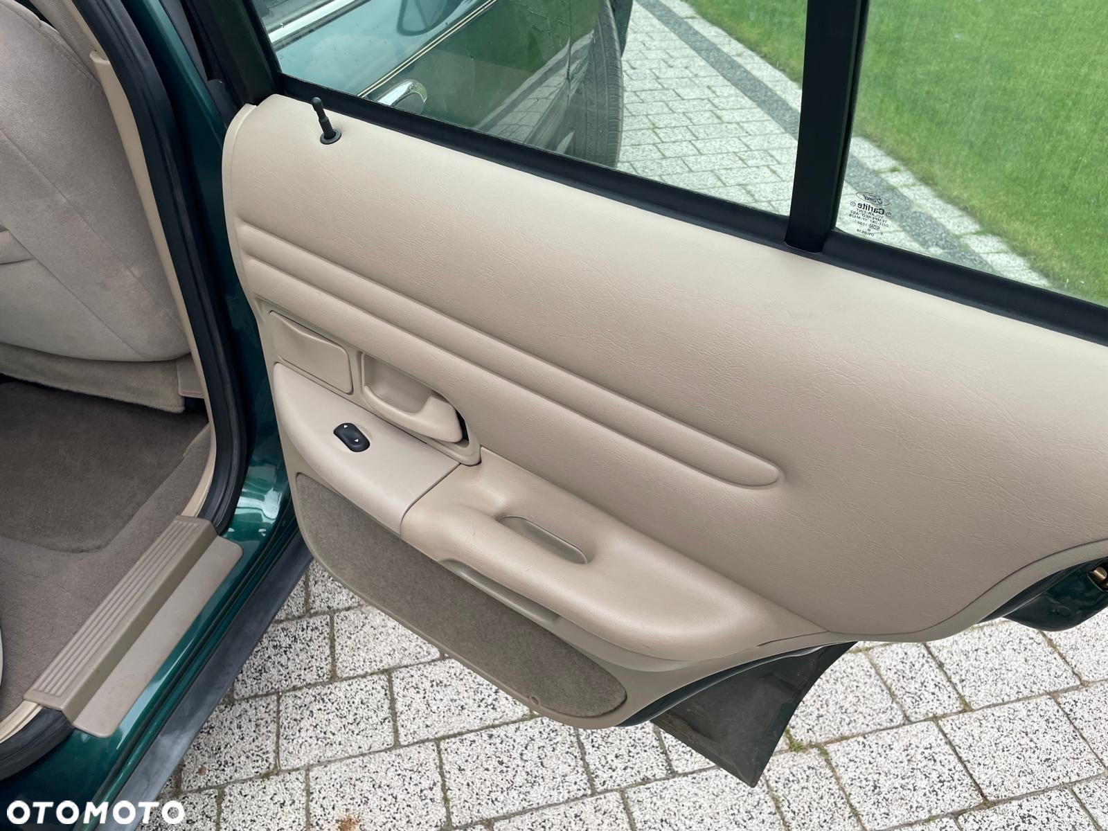 Ford Crown Victoria 4.6 LTD LX - 17