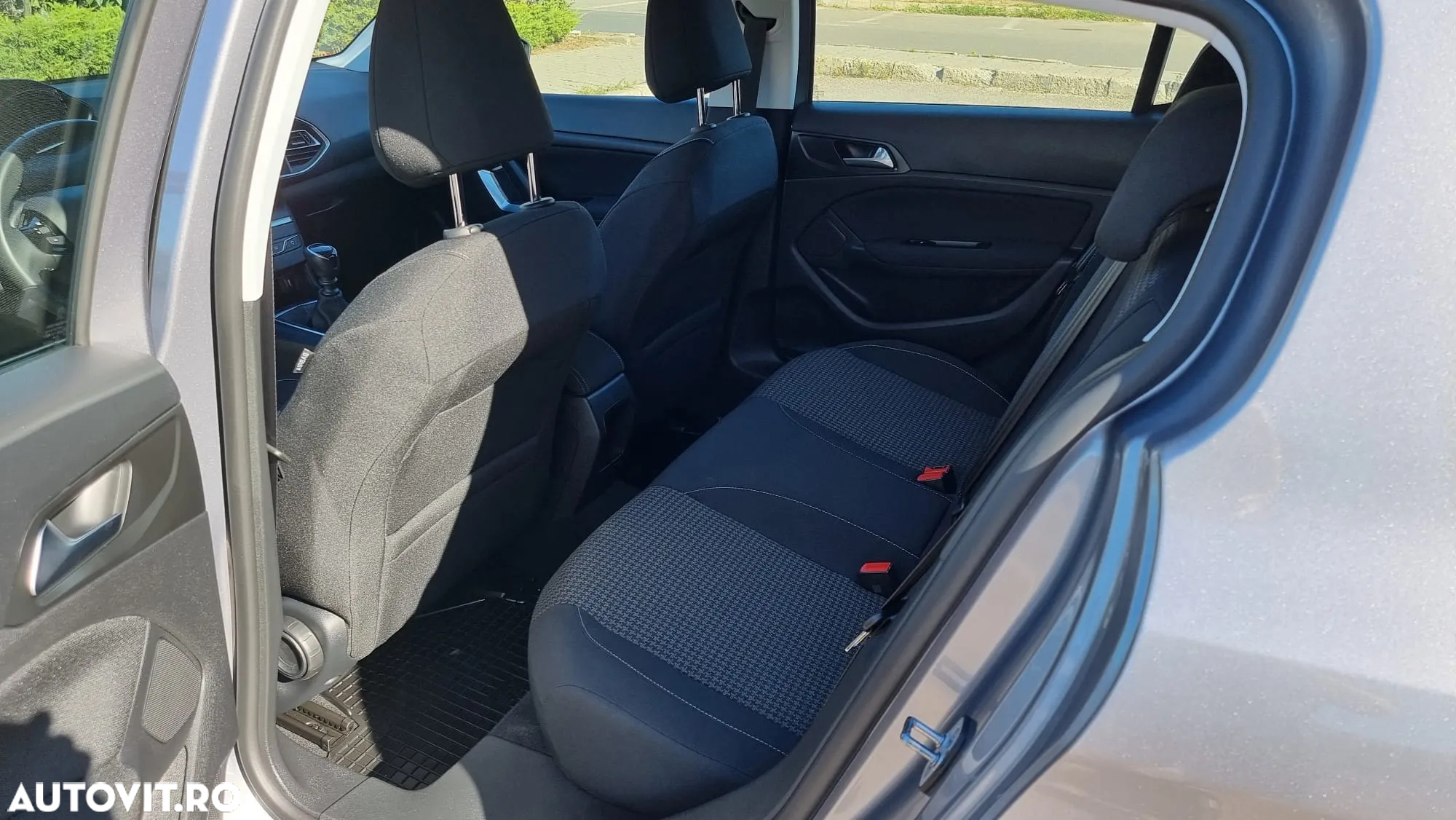Peugeot 308 1.2 L PureTech Turbo S&S Allure - 13