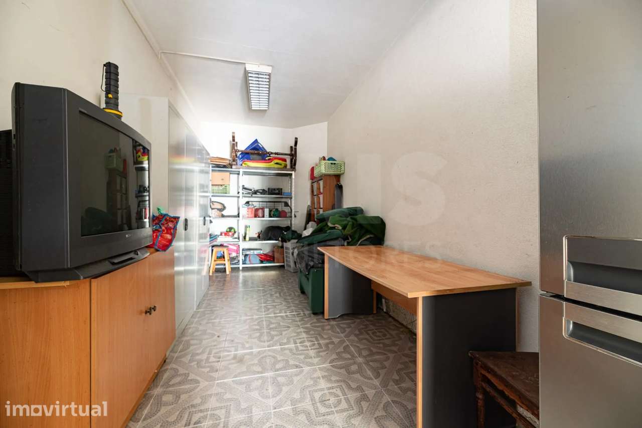 Fração A: R/C, destinado a garagem, composto por uma divisão ampla,... - Grande imagem: 5/5