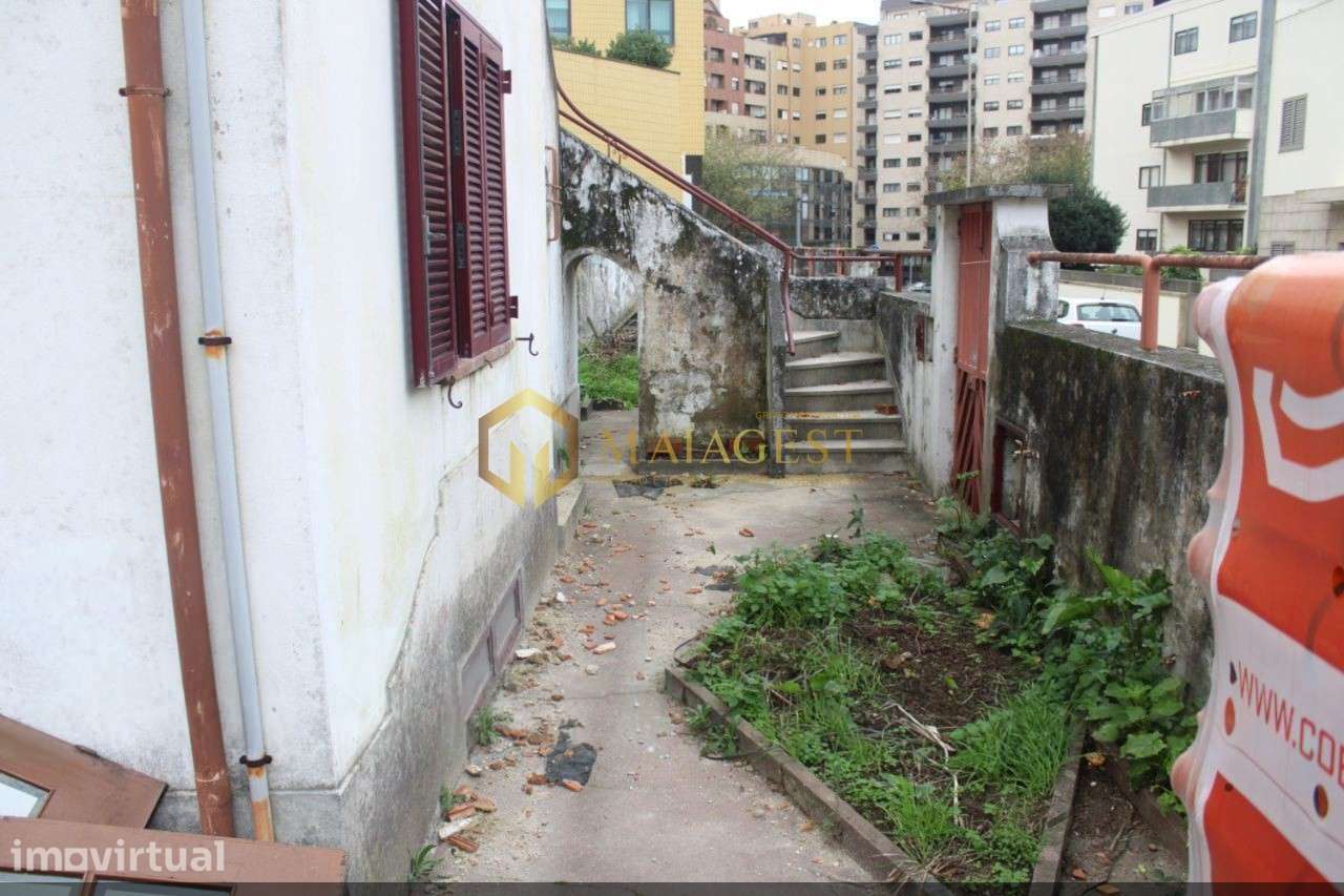 Moradia T6 com garagem e jardim para recuperar em Mafamude - Grande imagem: 5/20