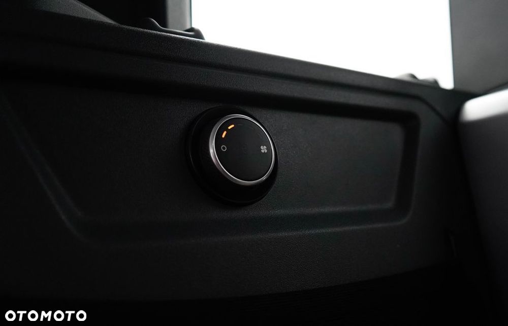 Land Rover Defender - 25