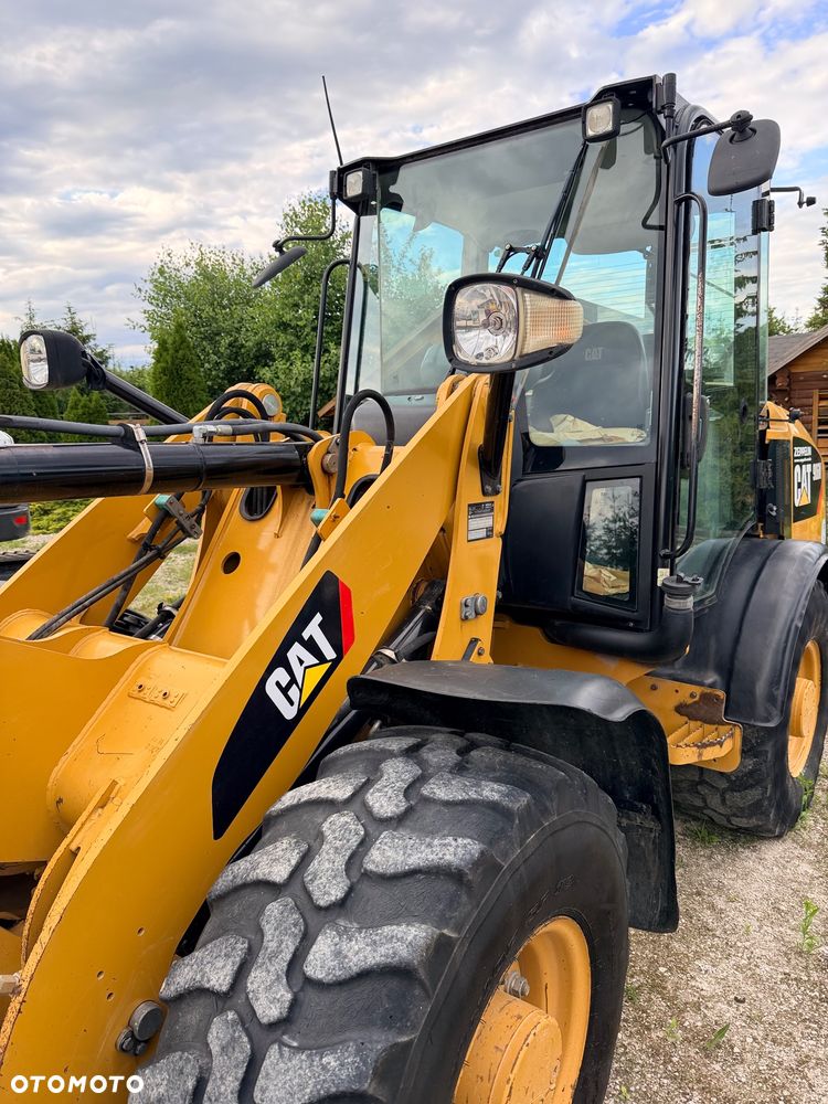 Caterpillar Ładowarka łamana 906M Cat łyżka widły 907 908 5 6 ton SZYBKOZŁĄCZE HYDRAULICZNE dodatkowe linie ZAMIATARKA za dopłatą - 34