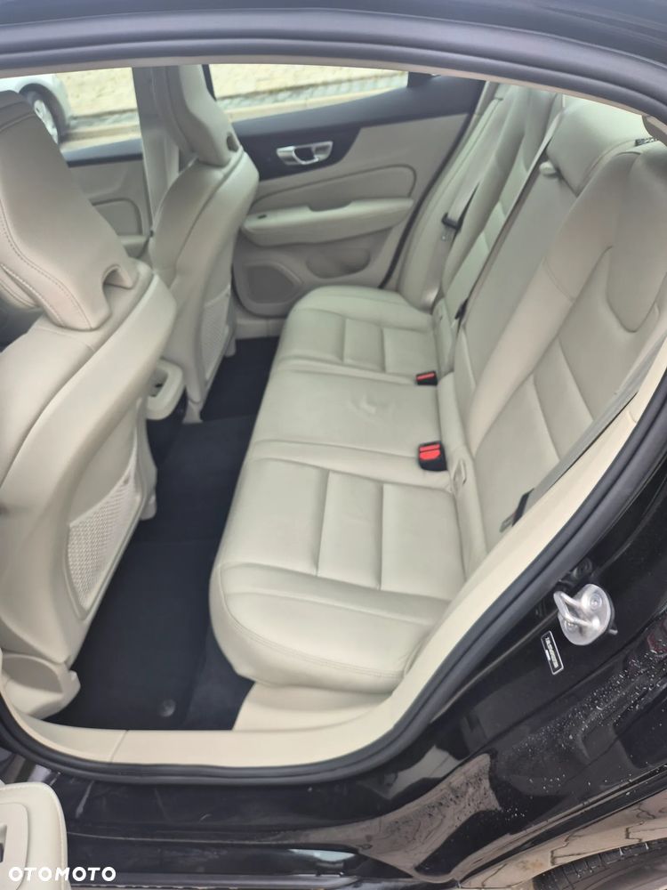 Volvo S60 B5 B AWD Plus Dark - 24