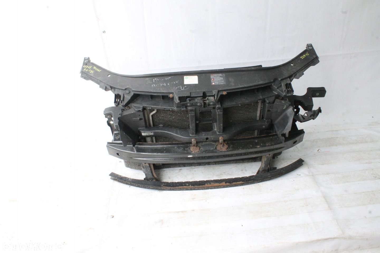 PAS PRZEDNI WZMOCNIENIE CHŁODNICE VW PASSAT B6 2005R- 2.0 TDI - 1