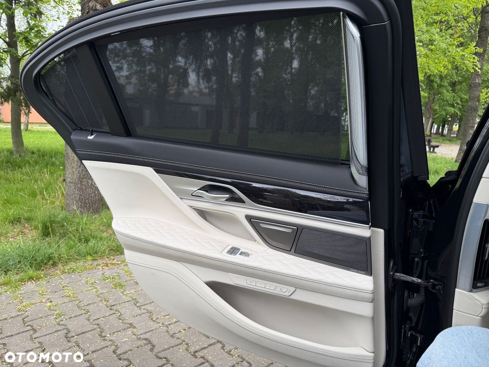 BMW Seria 7 750Li xDrive sport - 29