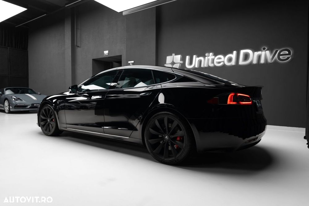 Tesla Model S - 8