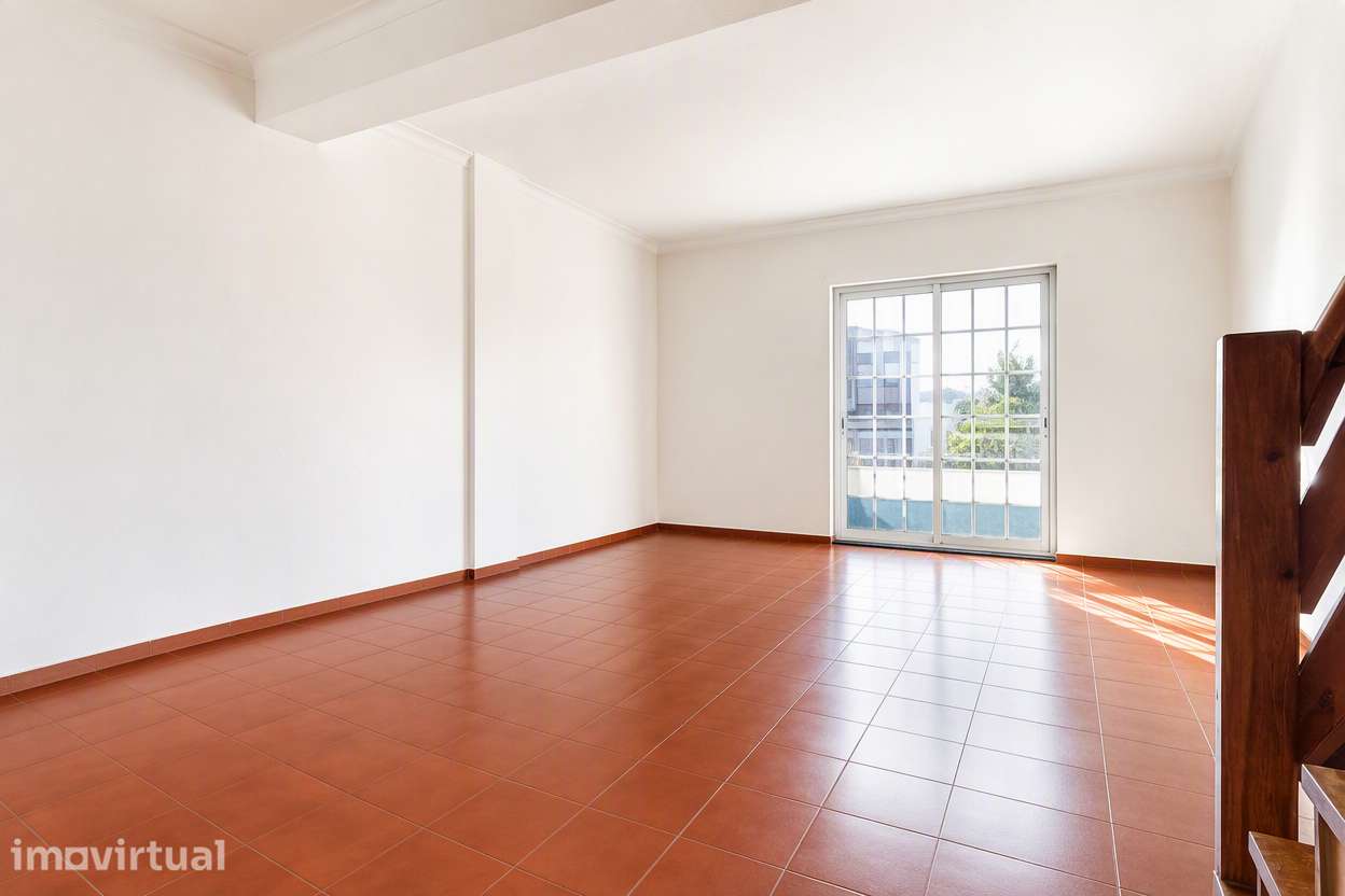 Apartamento T3 Duplex para remodelar em Alverca - Grande imagem: 3/33