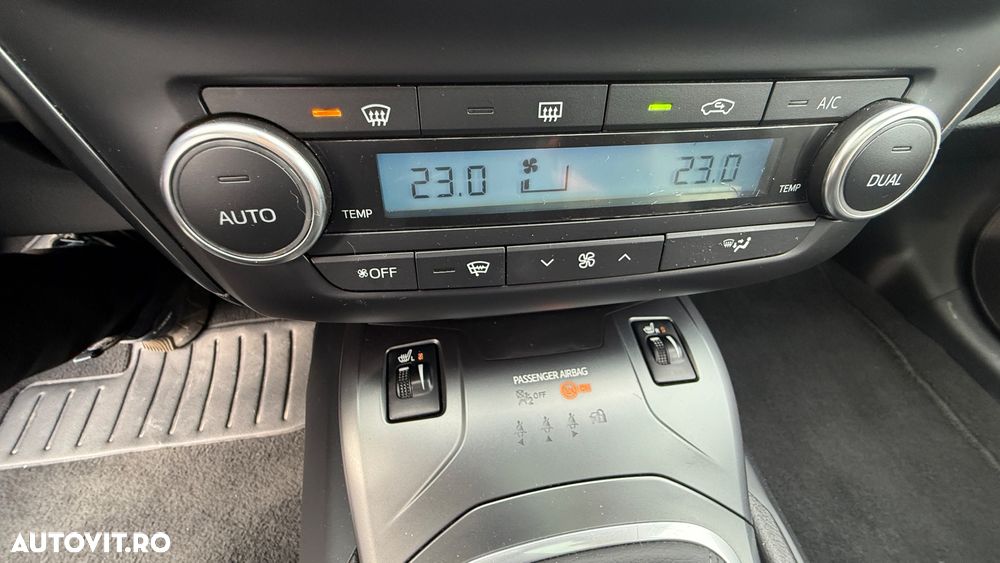 Toyota Avensis 2.0 D-4D Executive - 11