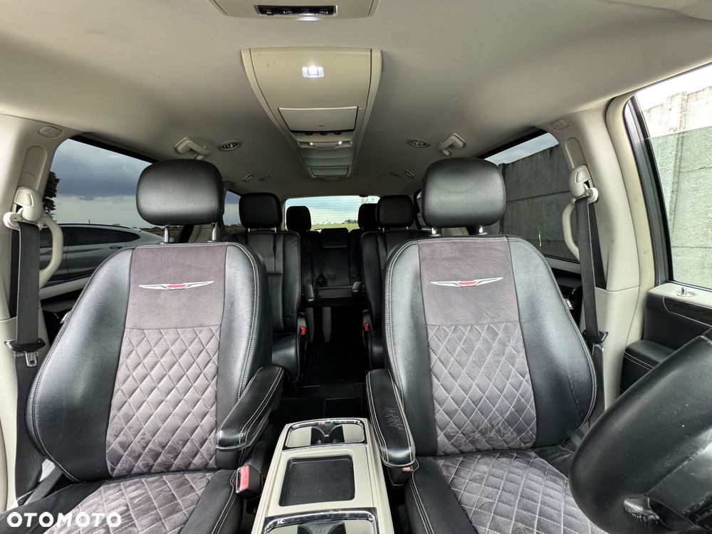 Chrysler Town & Country - 6