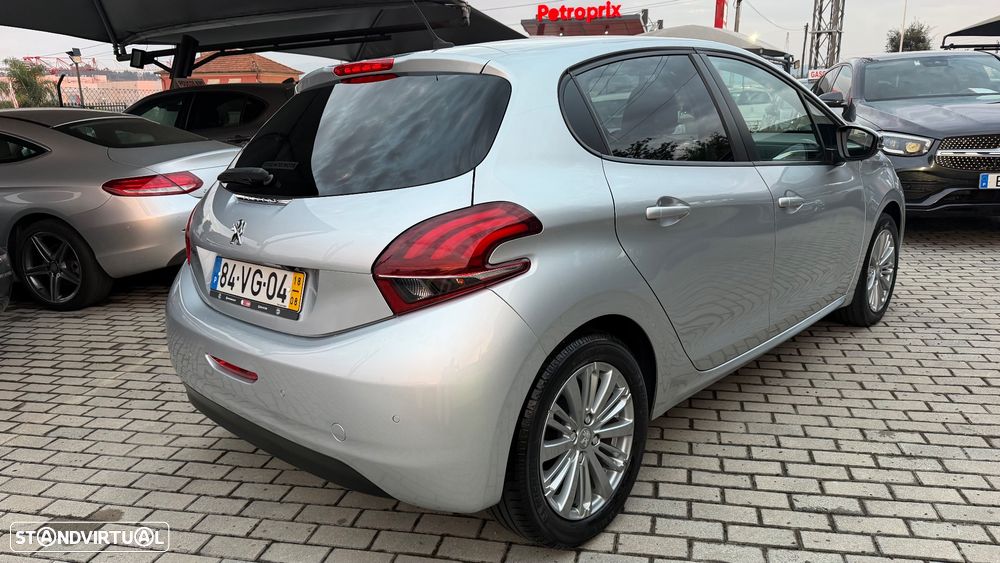 Peugeot 208 2018 photo 3