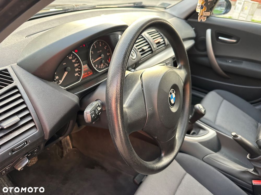 BMW Seria 1 120i - 32