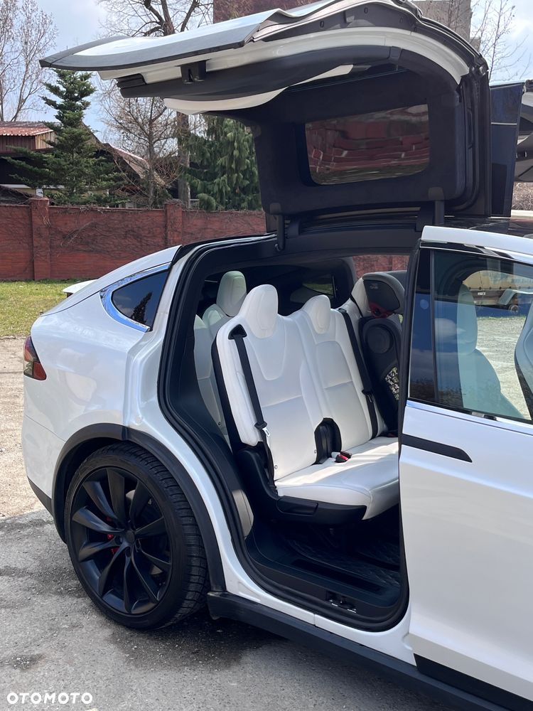 Tesla Model X - 7