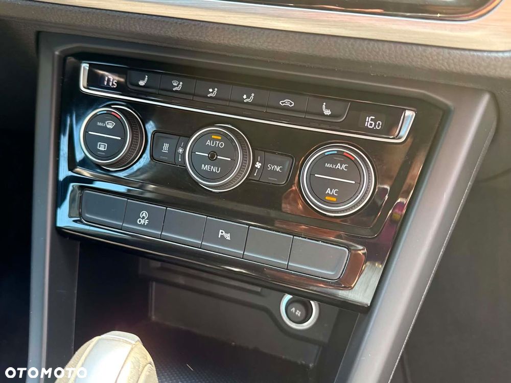 Volkswagen Touran - 12