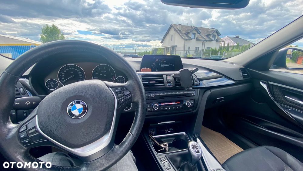 BMW Seria 3 318d xDrive - 11