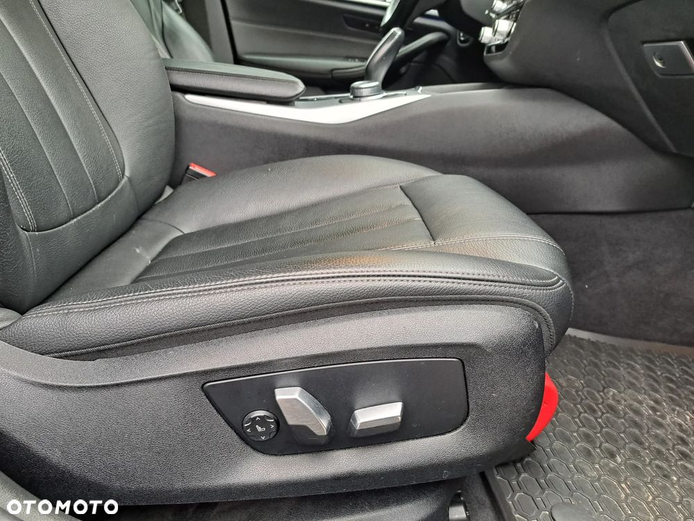 BMW Seria 5 530e iPerformance - 32