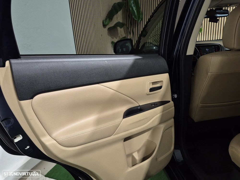 Mitsubishi Outlander 2.2 DI-D Instyle Navi - 27