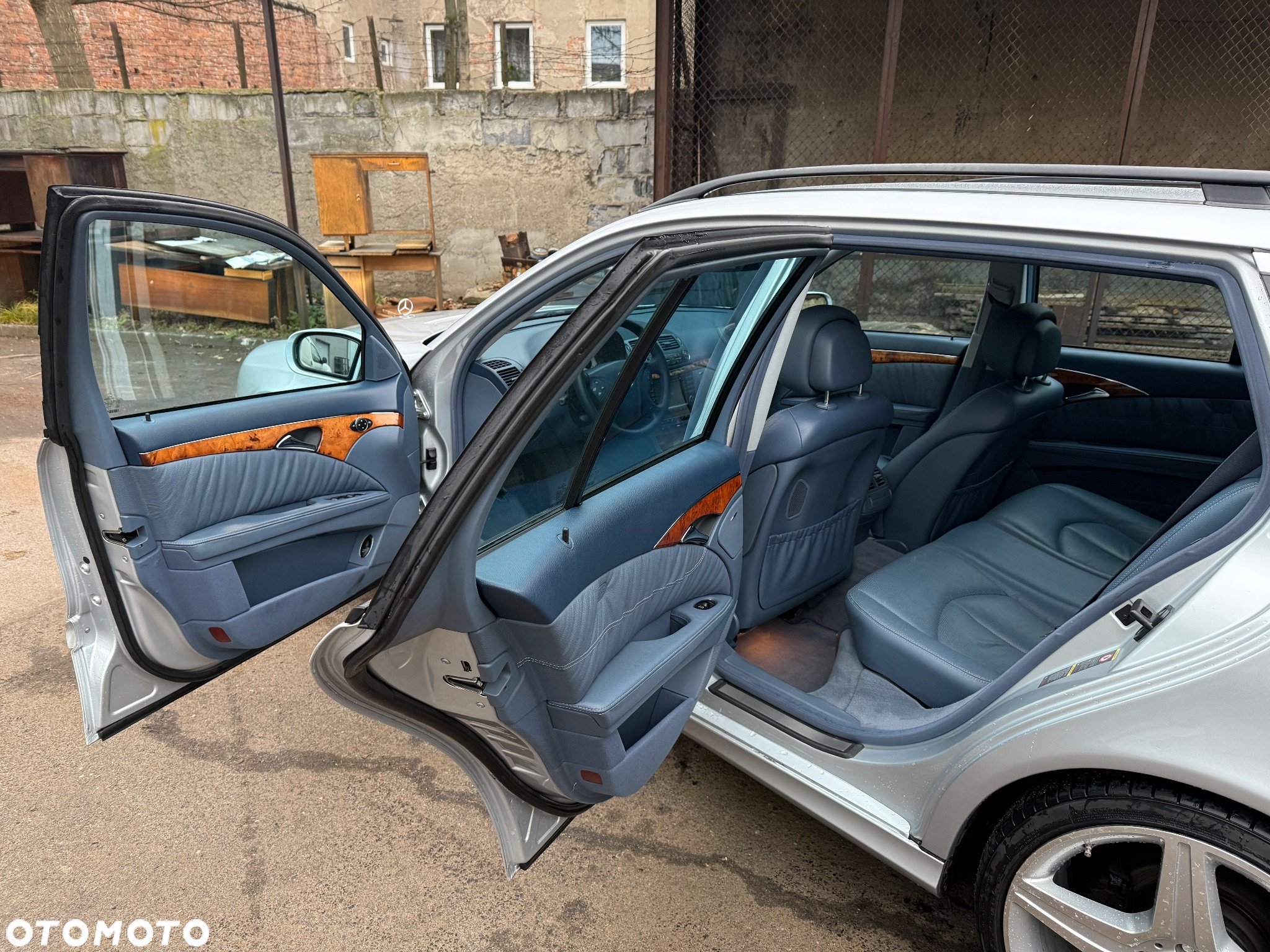 Mercedes-Benz Klasa E 320 T CDI Avantgarde DPF Sport Edition - 14