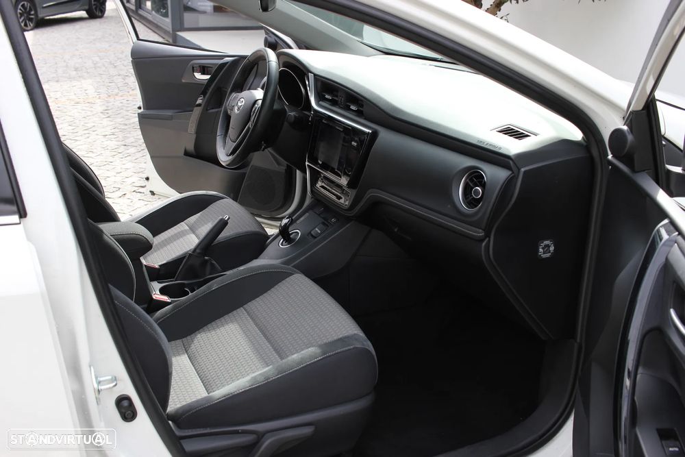 Toyota Auris Touring Sports 1.8 HSD Comfort +P.Techno+P.Sport - 24