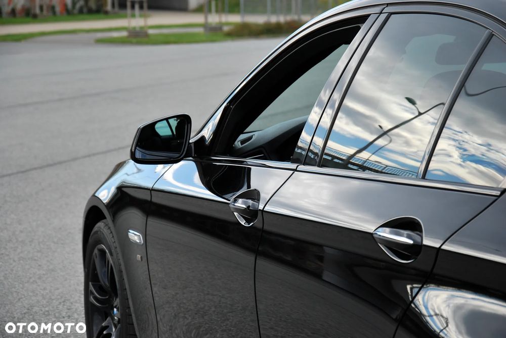 BMW Seria 5 525d xDrive - 13