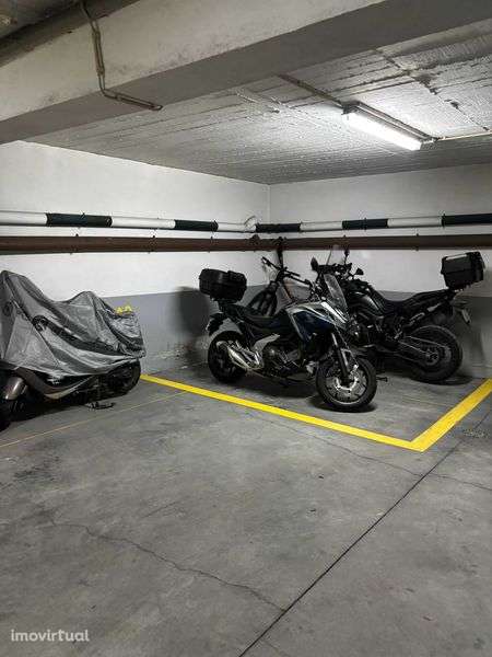 Parqueamento para motas - Grande imagem: 2/2