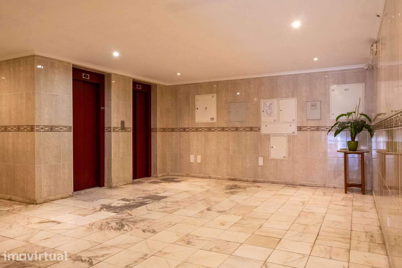 Apartamento T2 Espaçoso em Armação de Pêra com Garagem! - Grande imagem: 5/32
