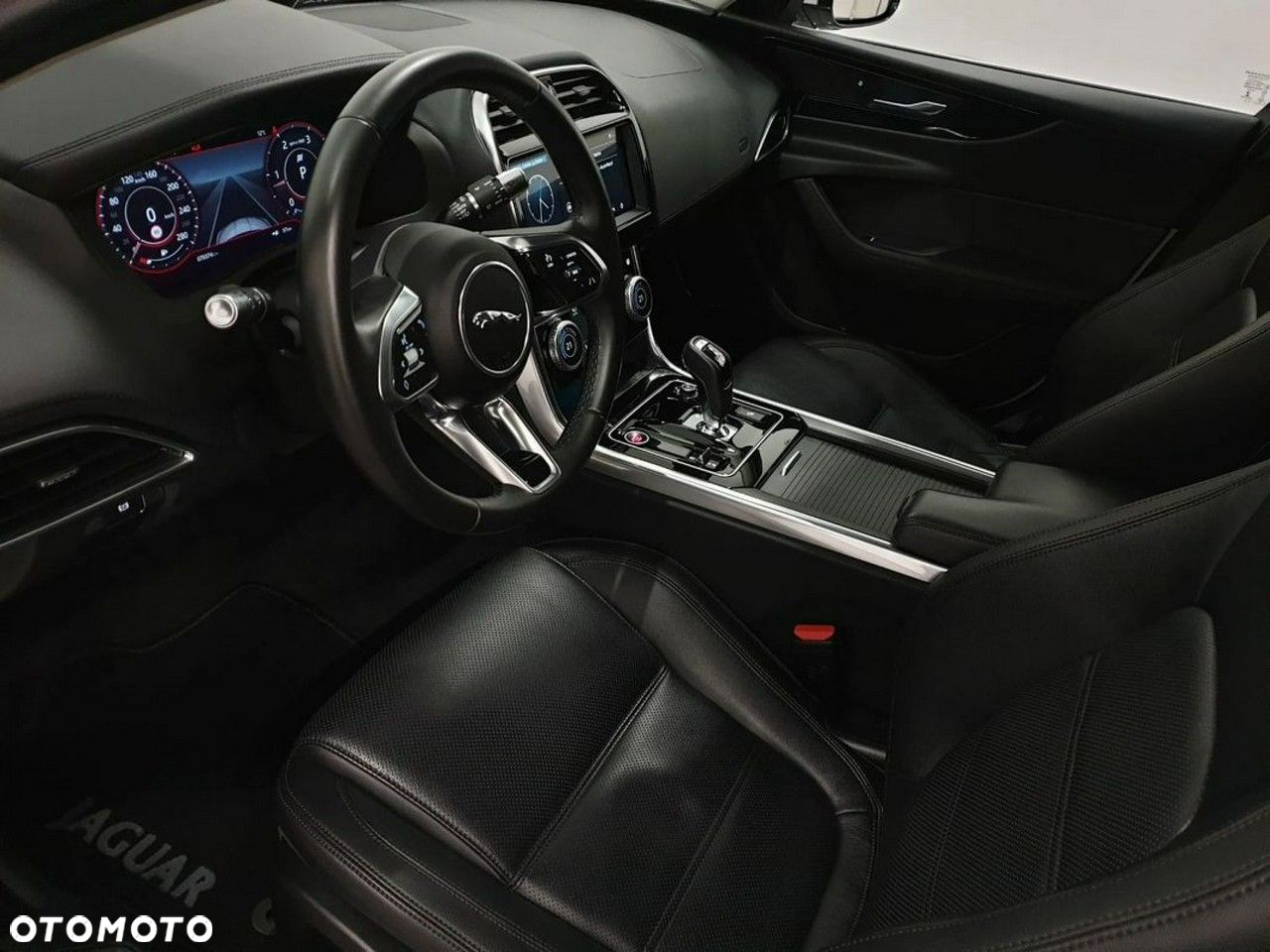 Jaguar XE 2.0 D180 SE - 13