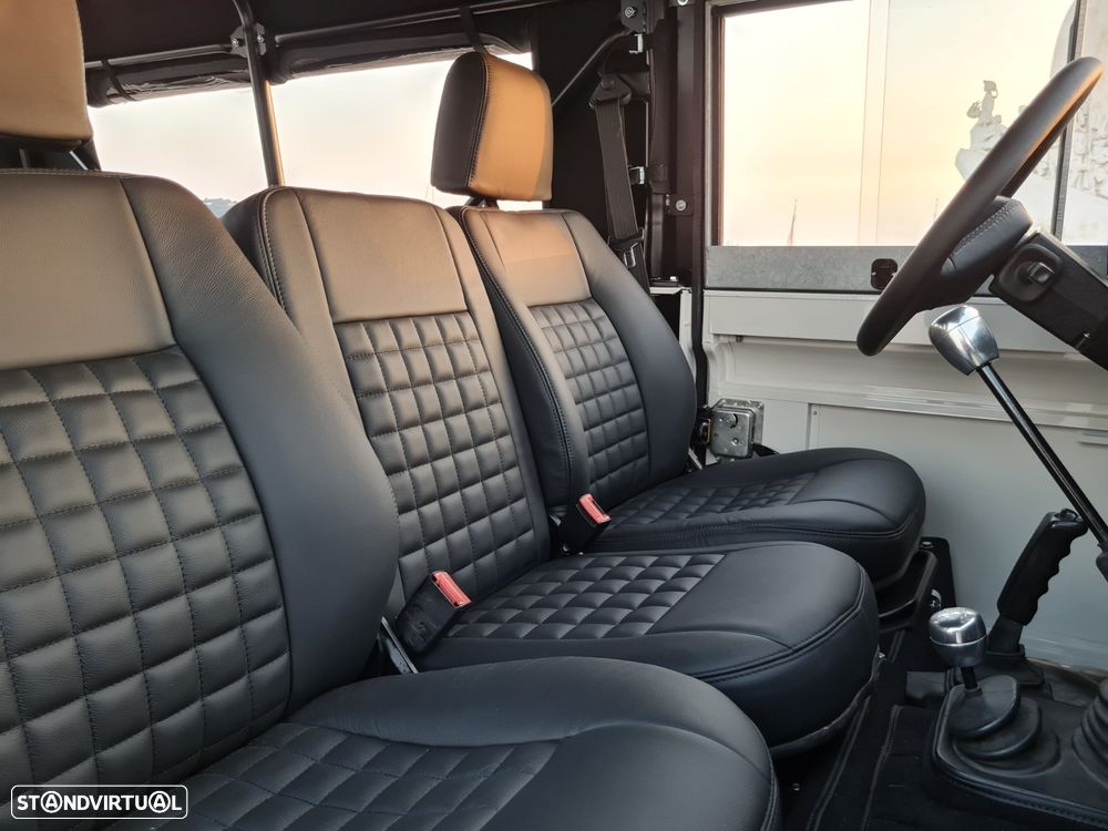 Land Rover Defender - 21