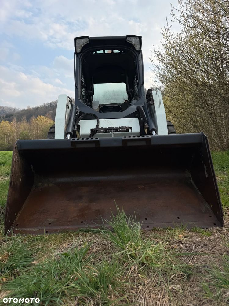 Bobcat S450 ładowarka 4x4 wózek terenowy. Łyżka. Pełne sterowanie z dżojstika jazda i praca. Aktualne serwisy DEKRA 2026r. Dokumentacja Pełna. Silnik Kubota 4cyl 55km. Maszyna Jak Nowa z Salonu! Pochodzi z Norweskiego Gospodarstwa! 2019 rok 1880 mtg! Zero luzów i wycieków. Bardzo mocna i wydajna maszyna o małych gabarytach! Idealna do stajni oraz Budownictwa. OKAZJA TANIO 3 wyjścia Hydrauliczne pod urządzenia!! - 32