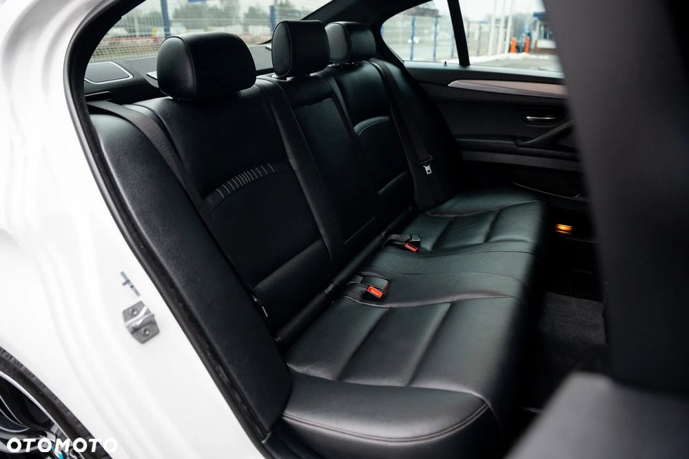 BMW Seria 5 M550d xDrive Sport-Aut - 36