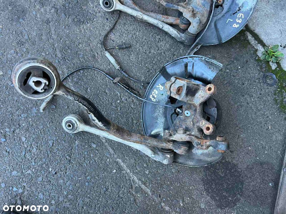 Zwrotnica Bmw e38 łożysko wahacze przedlift cena podana za sztukę strona lewa lub prawa - 2
