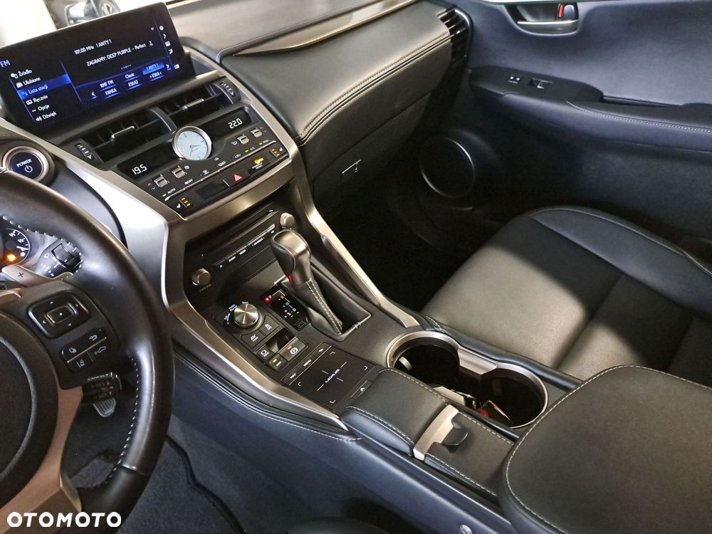 Lexus NX 300h F Impression AWD - 28