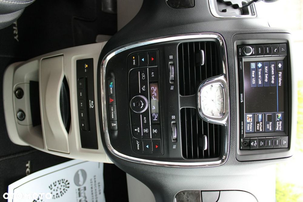 Chrysler Town & Country - 15