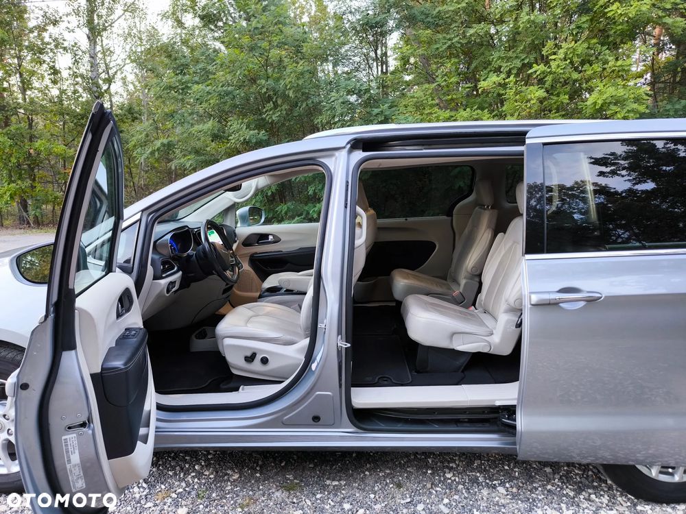 Chrysler Pacifica - 16