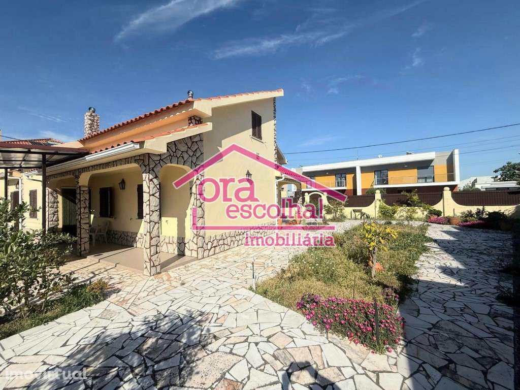 Moradia ISOLADA T5 em terreno 496 m2 em Fernão Ferro com garagem. - Grande imagem: 2/37